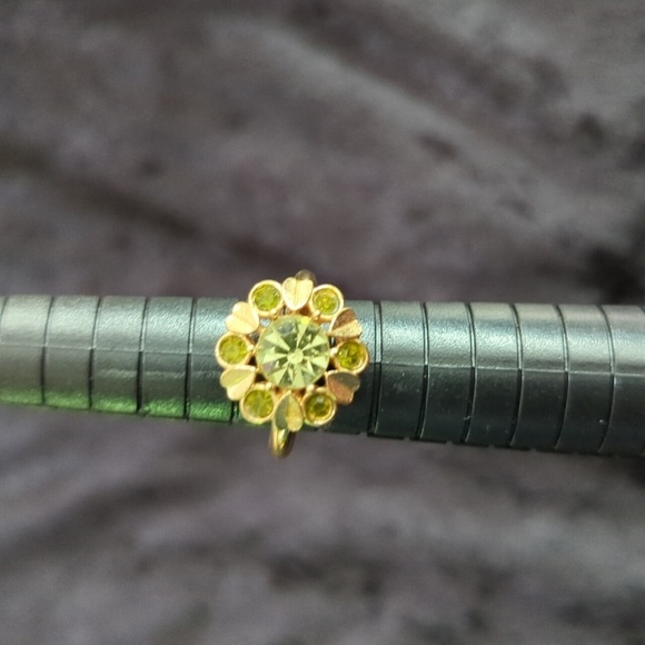 Avon Vintage Gold Tone Peridot Birthstones (August) Ring w/Sizer Size 4 - Picture 3 of 6